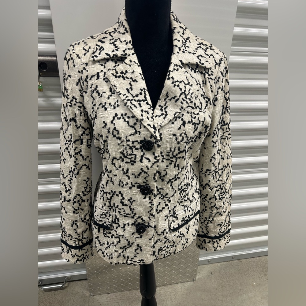 Chico’s white and black linen blazer
